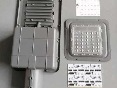 50W 60W太阳能路灯报价表新农村路灯6米8米太阳能庭院灯投光灯图4