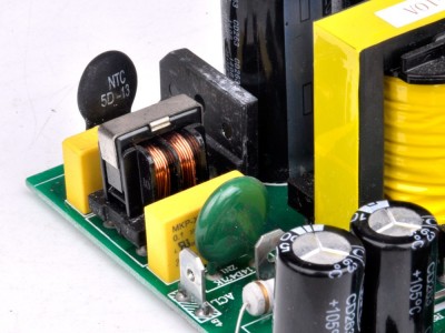 工厂批发12V/10A铅酸锂电池充电器 三段式自动车载充电器图4